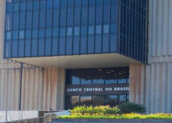 Dois bancos declaram falência abalando investidores brasileiros!
