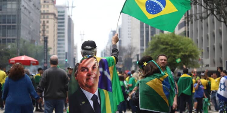 (INT) Supporters of Brazilian President Jair Bolsonaro during an act on September 7 in Sao Paulo. September 7, 2022, Sao Paulo, Brazil: Supporters of Brazilian President Jair Bolsonaro participate in a demonstration in favor of his government on Paulista Avenue, in Sao Paulo, on holiday of September 7, the date of celebration of the bicentennial of the Independence of Brazil. Credit: Leco Viana/Thenews2 (Foto: Leco Viana/TheNews2/Deposit Photos)