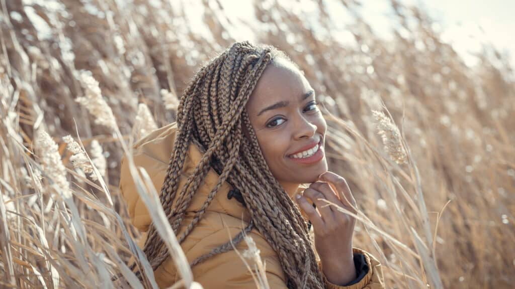 Conheça o fenômeno das Box Braids e como elas refletem estilo!