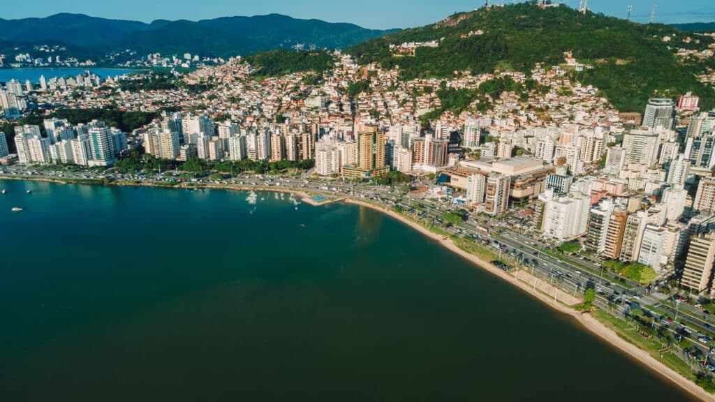 Brasileiros estão se mudando para essa cidade por ser mais segura do país!