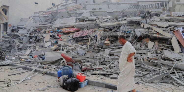 (INT) Palestinians inspect the ruins of the Watan Tower, which was destroyed by Israeli air strikes in Gaza City,  October 8, 2023. Gaza, Palestine: Palestinians inspect the ruins of the Watan Tower, which was destroyed by Israeli air strikes in Gaza City. Fighting raged between Israeli forces and the Palestinian Hamas movement on October 8, as Hundreds of people were killed on both sides after a surprise attack on Israel that prompted Prime Minister Benjamin Netanyahu to warn that they were "embarking on a long and difficult war." Credit: Hashem Zimmo/Thenews2 (Foto: Hashem Zimmo/Thenews2/Deposit Photos)