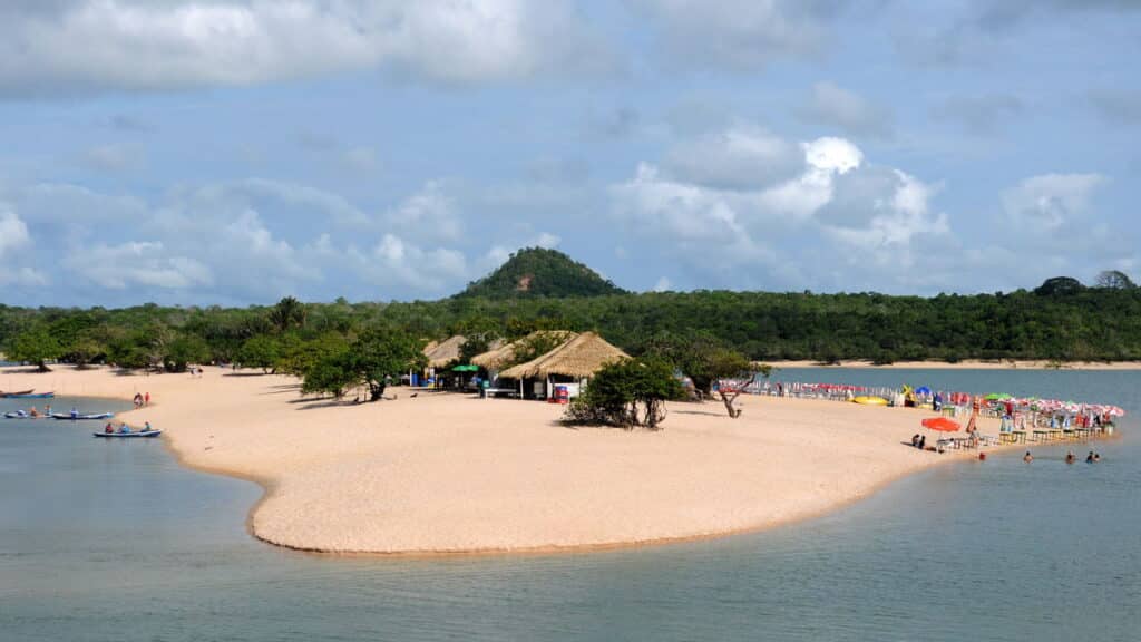 Caribe? Que nada! Esse lugar no Brasil é tão surreal que parece irreal