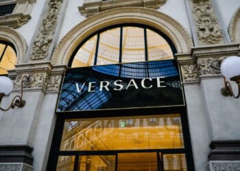 Versace causa reboliço aos reviver os anos 2000