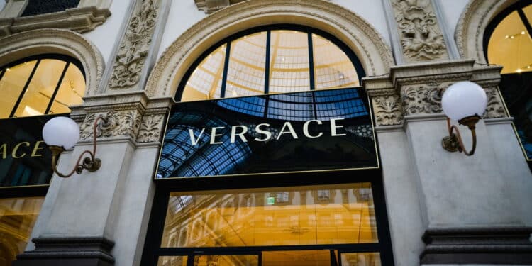 Versace causa reboliço aos reviver os anos 2000