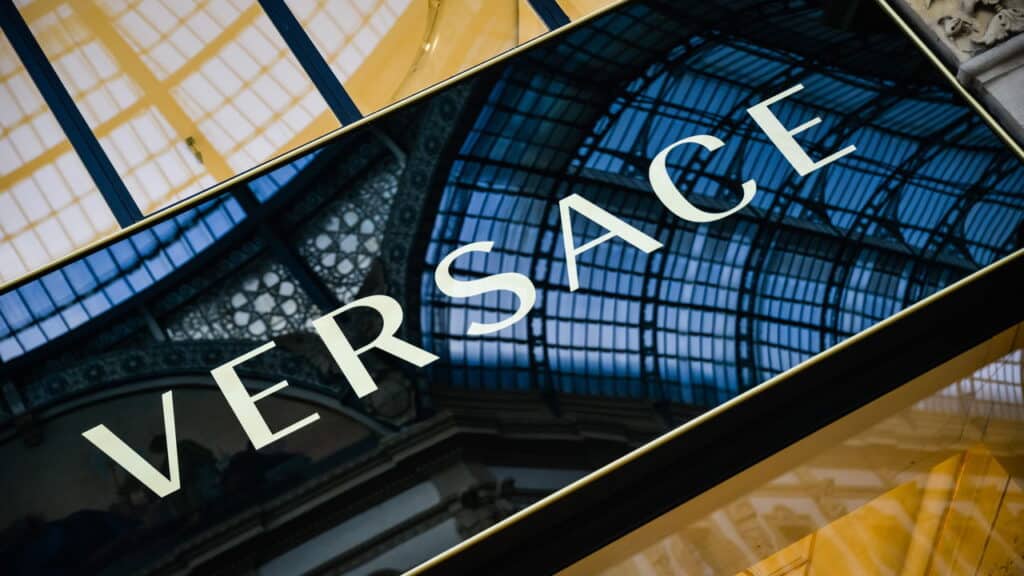 Versace causa reboliço aos reviver os anos 2000