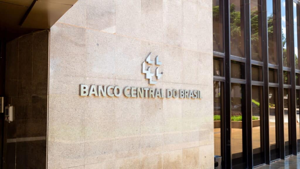 Banco Central anuncia falência de dois bancos famosos e preocupa milhões de brasileiros!