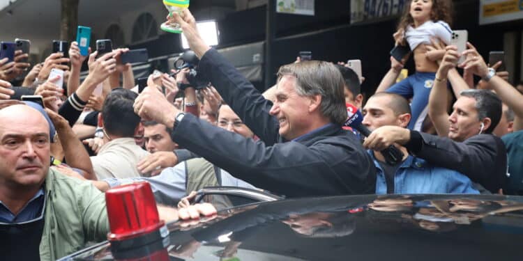 (INT) Brazilian President and Reelection Candidate Jair Messias Bolsonaro Interacts With Supporters in Sao Paulo. August 26, 2022, Sao Paulo, Brazil: Brazilian President and candidate for reelection, Jair Messias Bolsonaro (Liberal Party), interacts with supporters after participating in the Panico na Jovem Pan program, on Paulista Avenue, in Sao Paulo, on Friday (26). Credit: Leco Viana/Thenews2 (Foto: Leco Viana/TheNews2/Deposit Photos)