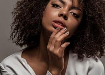 A valorização do cabelo afro reflete a identidade e resistência de um povo