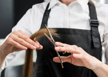 Imagem de cabeleireiro cortando cabelo - Créditos: depositphotos.com / DimaBaranow