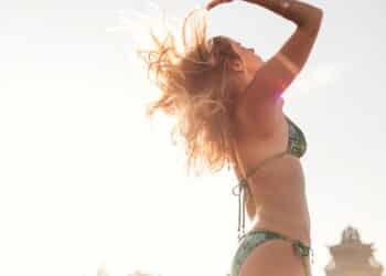 Imagem de mulher com cabelo no verão - Créditos: depositphotos.com / OlgaSinenkoBO