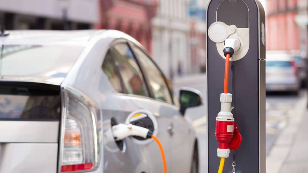 O cresce o número de veículos elétricos e híbridos em Brasília