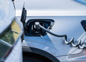 Carros elétricos são considerados mais confiáveis e seguros que os comuns!