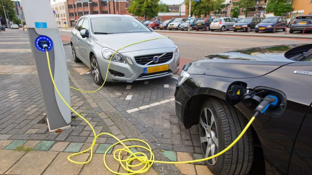 Cresce o número de veículos elétricos e híbridos Plug-in