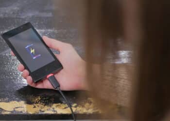 Você NUNCA deve carregar o celular enquanto está chovendo!