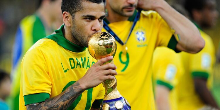 Daniel Alves na Copa das Confederações de 2013 - Fonte: Wikimedia Commons