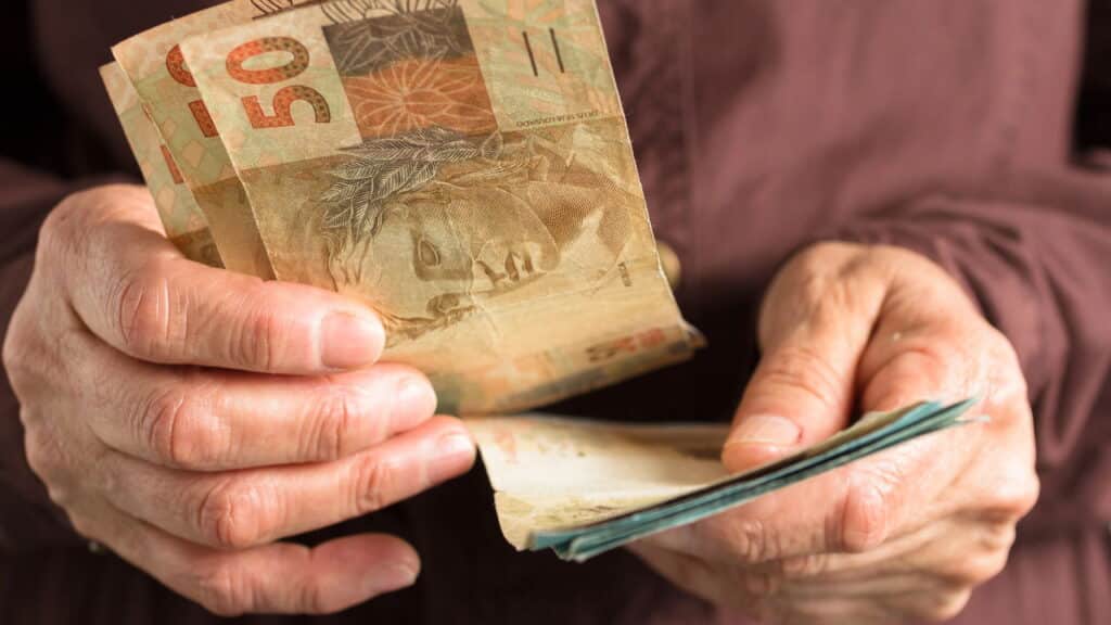 Salário poderá ser pago somente no dia 22 por conta do feriado prolongado!