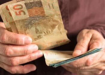 Trabalhadores comemoram alívio no bolso com novo pagamento