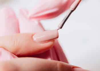 Imagem de mulher pintando a unha de maneira elegante - Créditos: depositphotos.com / svbalan
