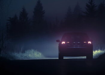 Imagem de carros com farol aceso - Créditos: depositphotos.com / welcomia