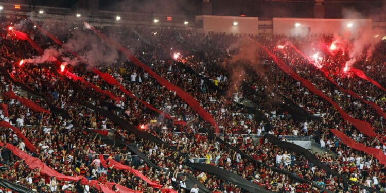 Brazil Soccer Cup - Round of 16: Flamengo and Atletico-MG. July 13, 2022, Rio de Janeiro, Brazil: Soccer match between Flamengo and Atletico-MG, valid for the Brazil Soccer Cup - Round of 16, held at Maracana stadium, in Rio de Janeiro, on Wednesday  (13). Flamengo won the match 2-0, with goals scored by Arrascaeta (twice), and advanced to the next stage of the competition. Credit: Erica Martin/Thenews2 (Foto: Erica Martin/TheNews2/Deposit Photos)