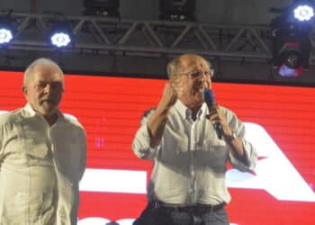 (INT) Former President Lula, candidate for President of Brazil, and his vice president Geraldo Alckmin attend an event in the city of Natal. June 17, 2022, Natal, Rio Grande do Norte, Brazil: Former President Luiz Inacio Lula da Silva, candidate for the Presidency of Brazil, and his deputy, former governor Geraldo Alckmin, during a political event in the city of Natal, Rio Grande do Norte, on Thursday (16). The president of the Workers' Party, Gleisi Hoffmann, and the governor of Rio Grande do Norte, Fatima Bezerra, also participate in the event. Credit: Jose Aldenir/Thenews2 (Foto: Jose Aldenir/TheNews2/Deposit Photos)