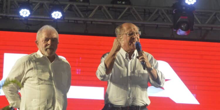 (INT) Former President Lula, candidate for President of Brazil, and his vice president Geraldo Alckmin attend an event in the city of Natal. June 17, 2022, Natal, Rio Grande do Norte, Brazil: Former President Luiz Inacio Lula da Silva, candidate for the Presidency of Brazil, and his deputy, former governor Geraldo Alckmin, during a political event in the city of Natal, Rio Grande do Norte, on Thursday (16). The president of the Workers' Party, Gleisi Hoffmann, and the governor of Rio Grande do Norte, Fatima Bezerra, also participate in the event. Credit: Jose Aldenir/Thenews2 (Foto: Jose Aldenir/TheNews2/Deposit Photos)