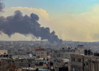 (INT) Smoke and flames billow after Israeli forces hit a high-rise tower in Gaza City. October11, 2023, Gaza, Palestine: Palestinian militants have started a "war" against Israel, infiltrating by air, sea and land from the blockaded Gaza Strip, Israeli officials said. A major escalation in the Israeli-Palestinian conflict. Credit: Hashem Zimmo/Thenews2 (Foto: Hashem Zimmo/Thenews2/Deposit Photos)