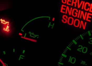 Dá problema dirigir o carro com a luz da direção acessa no painel?