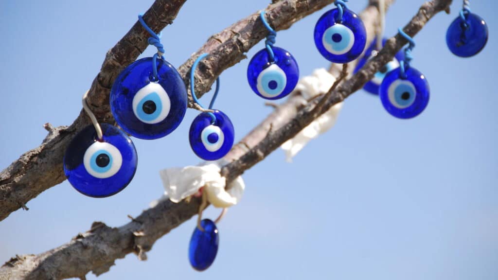 Olhos turcos, presos em galhos secos. Capadócia, Turquia - Créditos: depositphotos.com / stlambauer