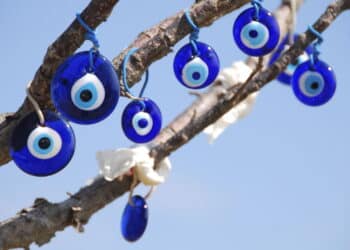 Olhos turcos, presos em galhos secos. Capadócia, Turquia - Créditos: depositphotos.com / stlambauer