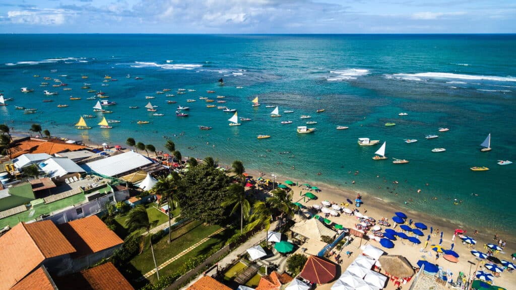 Um muro surgiu na praia mais famosa de Pernambuco!