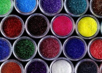 Glitter para as unhas - Créditos: depositphotos.com / junpinzon