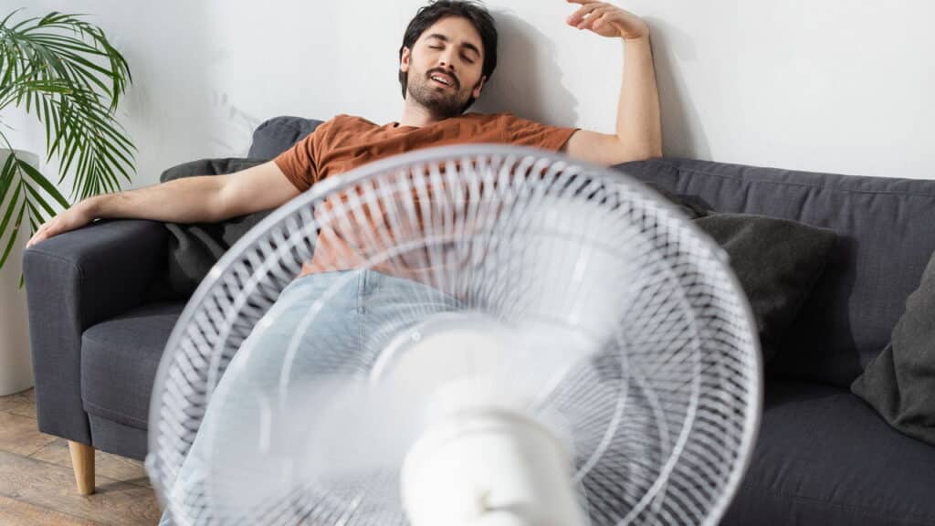 Comunicado acende alerta para quem usa ar-condicionado e ventilador durante o calor intenso que está acontecendo no Brasil