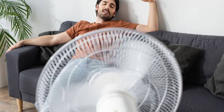 Ventilador gasta muita energia? Veja o segredo para economizar na conta de luz nesse calor!