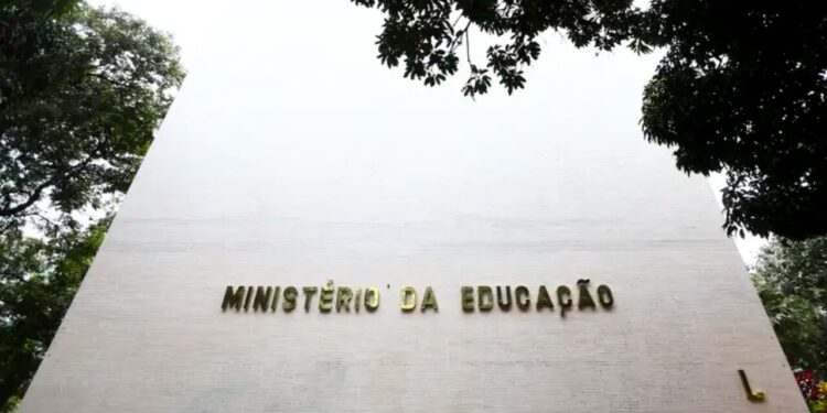 MEC confirma decisão sobre dívidas do Fies e estudantes comemoram; veja o que muda
