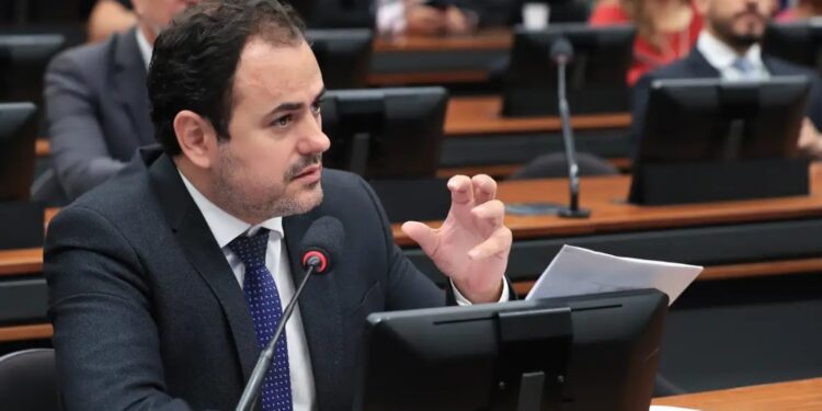 Glauber Braga encerra greve de fome