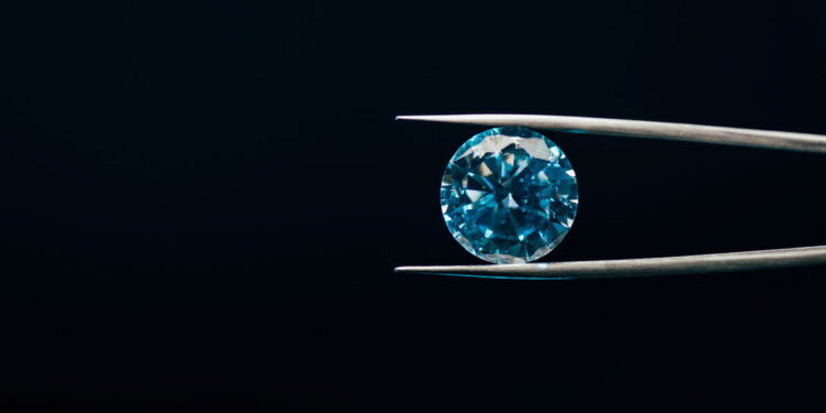 O raríssimo diamante azul descoberto na África que vai a leilão por R$ 118 milhões