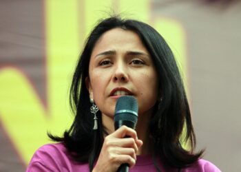 Ex-primeira-dama do Peru chega a Brasília em avião da FAB após pedir asilo político