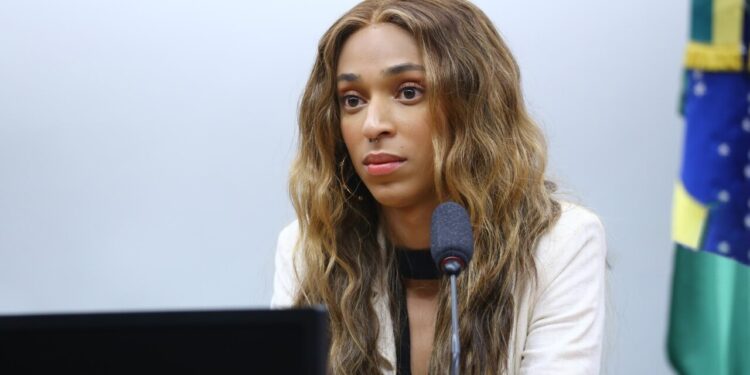 Mais de 100 mil pessoas assinam abaixo-assinado contra Erika Hilton na Câmara