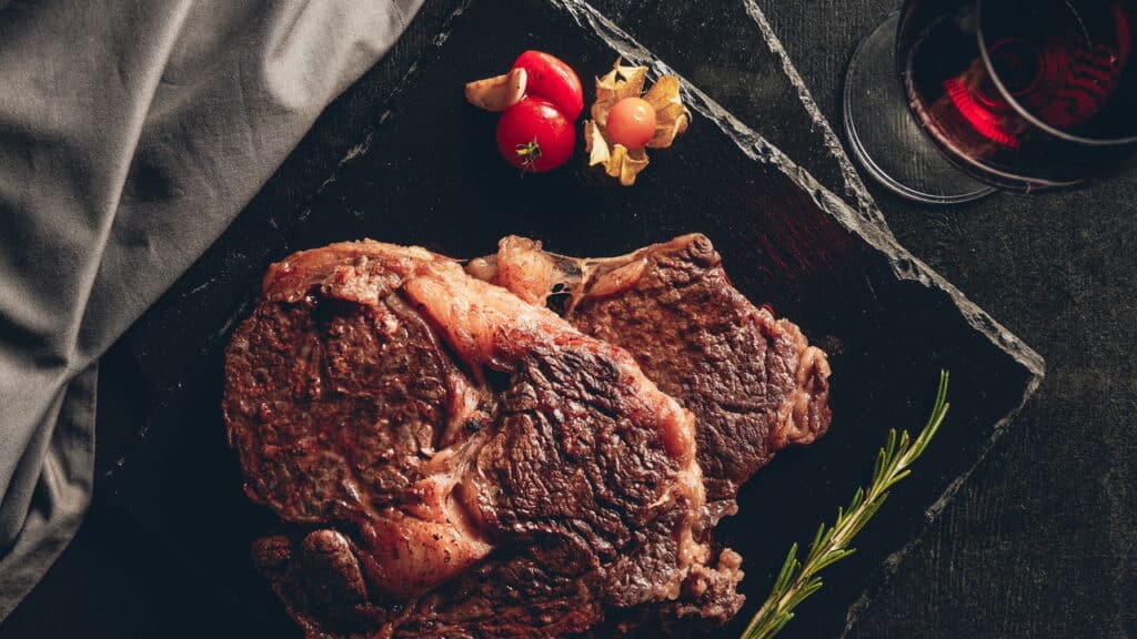 Veja o melhor método para descongelar carne rápido sem colocar sua saúde em risco