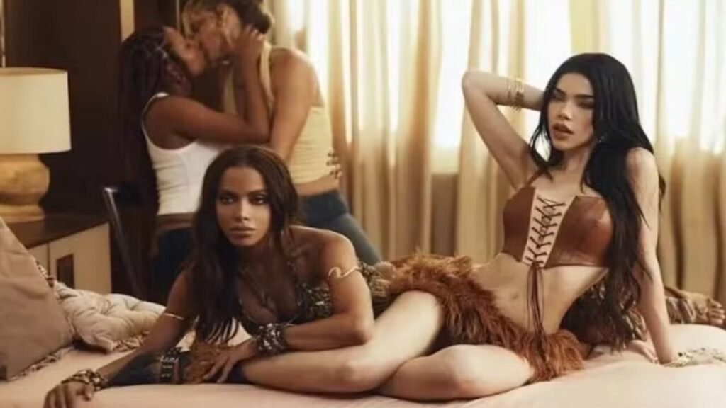 Anitta e estrela mexicana protagonizam cena picante em novo clipe; veja