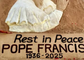 Artista impressiona o mundo com homenagem ao Papa esculpida na areia; veja