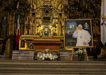Últimas imagens: Vaticano revela momento emocionante do fechamento do caixão do Papa Francisco