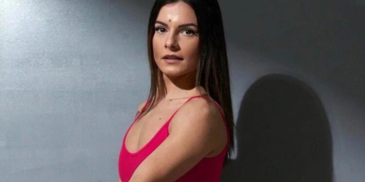 Professora é demitida de creche após pai de aluno descobrir e assinar seu perfil no OnlyFans
