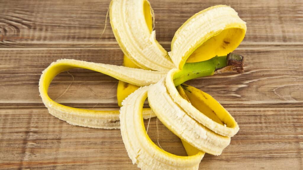 Você nunca mais vai jogar casca de banana fora depois de saber esse truque com vinagre