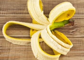 Casca de banana no rosto: especialista revela a verdade por trás do truque que viralizou