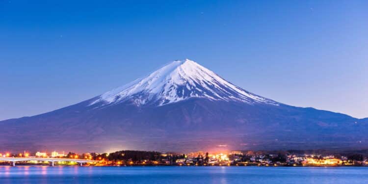 Jovem é resgatado no Monte Fuji, esquece celular e precisa ser salvo de novo
