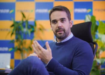 Que elementos aproximam e distanciam Eduardo Leite de uma disputa com Lula em 2026?