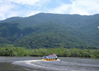 O Canal de Bertioga virou o 'quintal' de milionários!