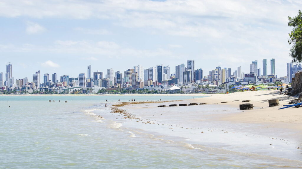 João Pessoa atrai turistas do mundo inteiro com praias, natureza e qualidade de vida